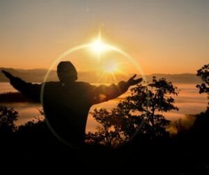 Sol nascendo no horizonte, simbolizando novos começos, fé e esperança.