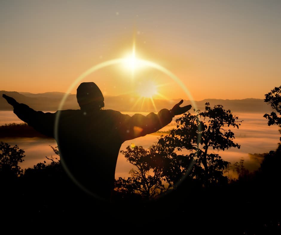 Sol nascendo no horizonte, simbolizando novos começos, fé e esperança.