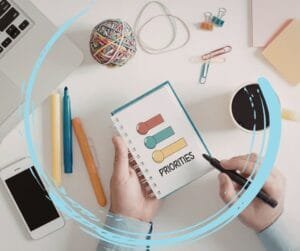 Agenda aberta com anotações e prioridades definidas.