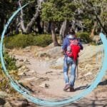 Pessoa caminhando de forma constante por uma trilha, simbolizando disciplina e perseverança.
