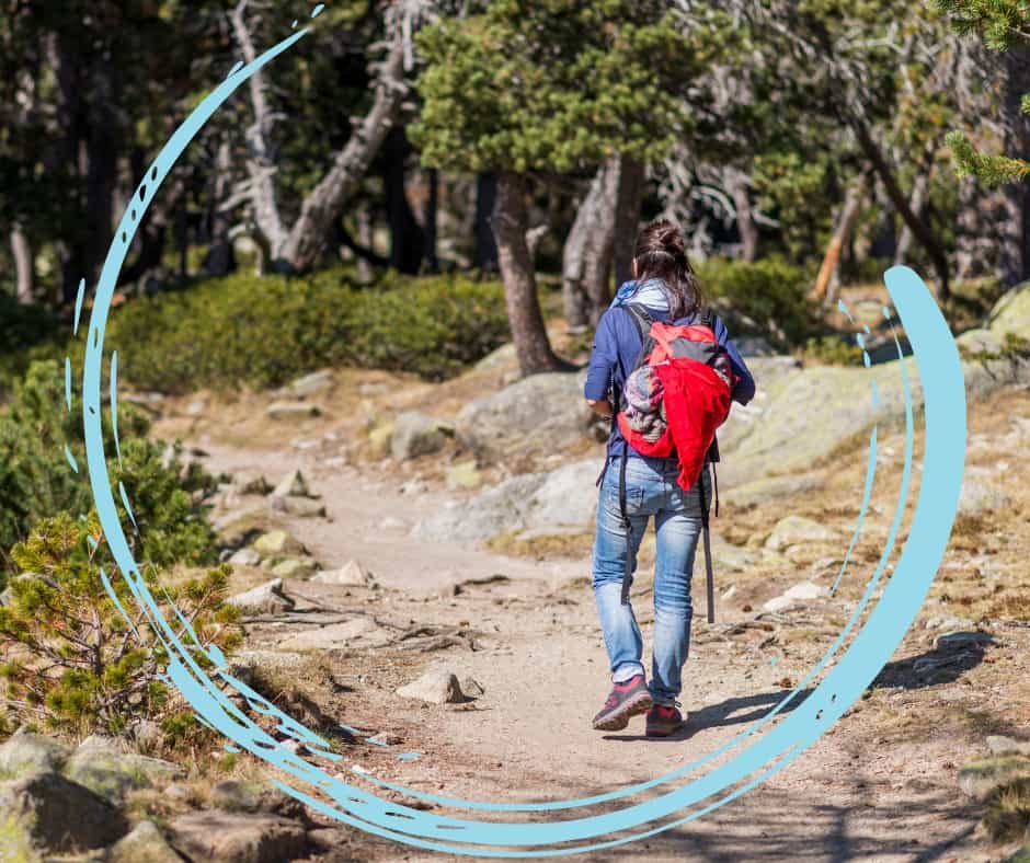 Pessoa caminhando de forma constante por uma trilha, simbolizando disciplina e perseverança.