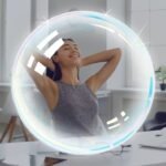 Pessoa sorrindo discretamente após concluir uma etapa importante
