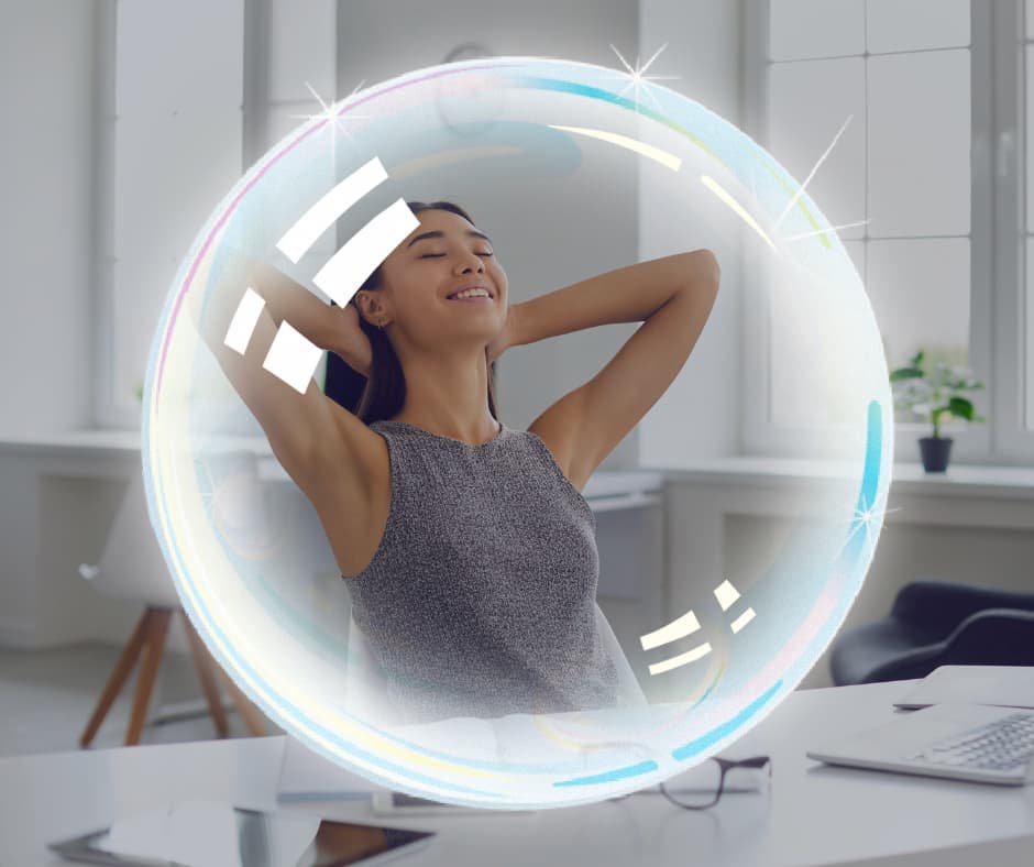 Pessoa sorrindo discretamente após concluir uma etapa importante
