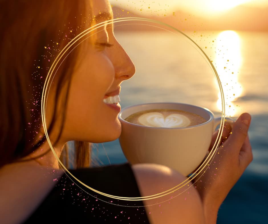 Pessoa sorrindo enquanto aprecia uma xícara de café ao nascer do sol