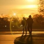 Pessoa caminhando confiante em direção ao nascer do sol.