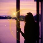 Pôr do sol visto através de uma janela, simbolizando reflexão e aprendizado ao final do dia.