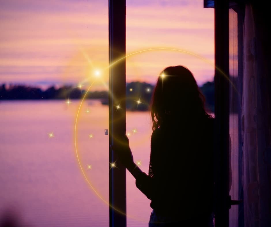 Pôr do sol visto através de uma janela, simbolizando reflexão e aprendizado ao final do dia.