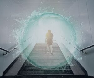 Pessoa subindo uma escadaria, simbolizando crescimento por meio de decisões conscientes.