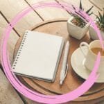 Caderno aberto ao lado de uma xícara de café, simbolizando reflexão e aprendizado cotidiano.