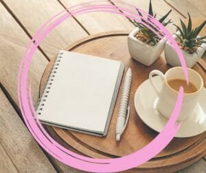 Caderno aberto ao lado de uma xícara de café, simbolizando reflexão e aprendizado cotidiano.