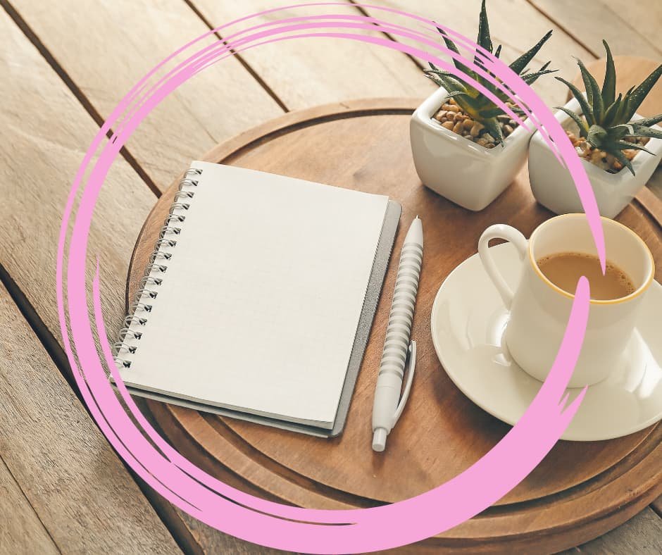 Caderno aberto ao lado de uma xícara de café, simbolizando reflexão e aprendizado cotidiano.