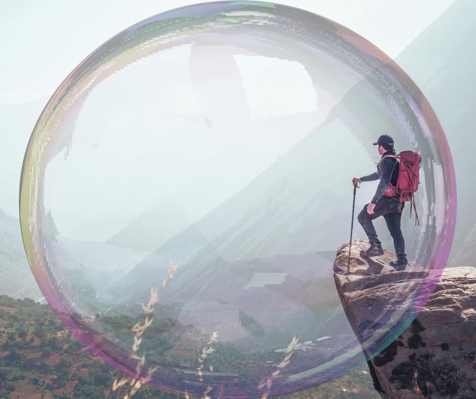 Pessoa caminhando sob um céu nublado em uma trilha, mantendo o olhar voltado para o horizonte, simbolizando perseverança diante das dificuldades.
