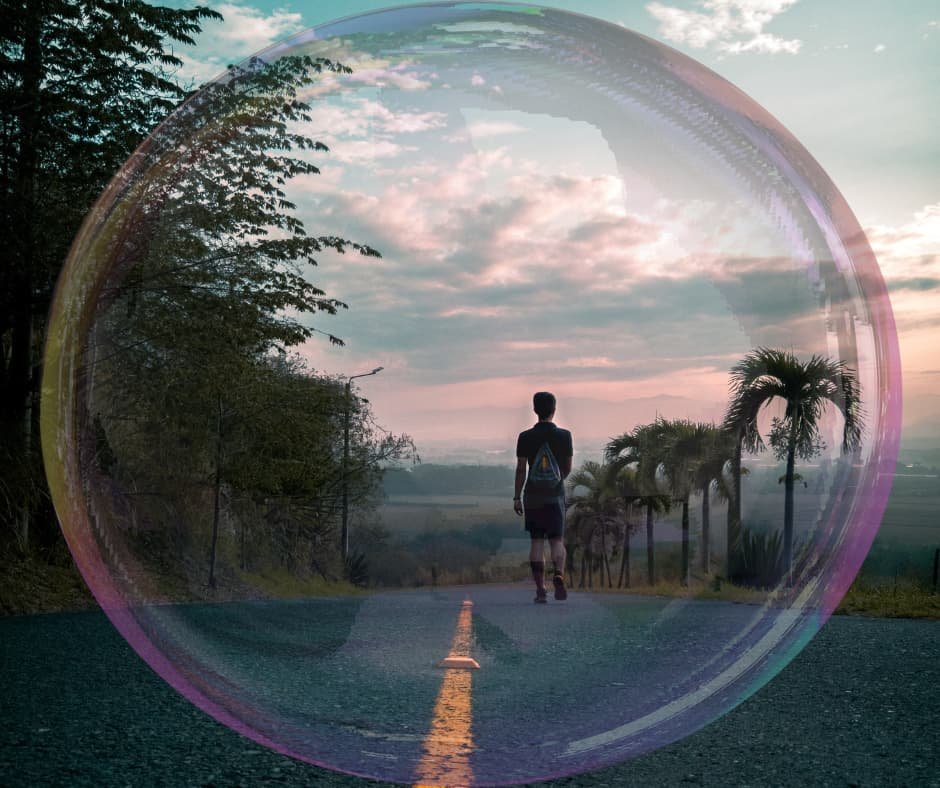 Pessoa caminhando confiante por uma estrada iluminada pelo amanhecer, simbolizando atitudes positivas e determinação.