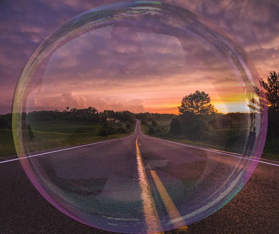 Pessoa escolhendo um caminho em uma trilha com placas indicando diferentes direções, simbolizando decisões e crescimento pessoal.