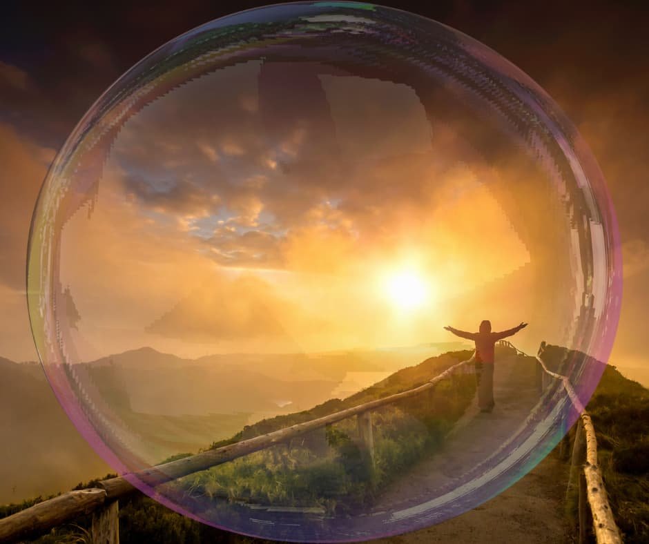 Pessoa contemplando o nascer do sol em um mirante, simbolizando um novo começo, propósito e esperança.