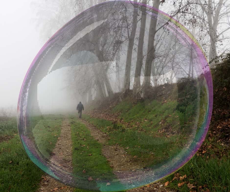 Caminhante seguindo por uma trilha montanhosa envolta por neblina, simbolizando perseverança, coragem e continuidade.