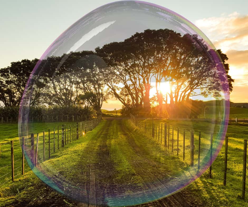 Sol nascendo sobre um campo aberto, iluminando um caminho que segue em direção ao horizonte, simbolizando esperança e novos começos.