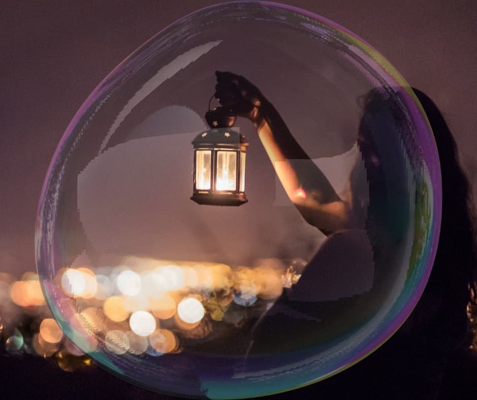 Pequena lanterna iluminando um caminho durante a noite, simbolizando esperança, coragem e direção.