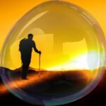 Pessoa caminhando em direção ao nascer do sol por uma trilha iluminada, simbolizando esperança, perseverança e força renovada.