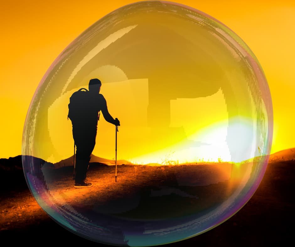 Pessoa caminhando em direção ao nascer do sol por uma trilha iluminada, simbolizando esperança, perseverança e força renovada.