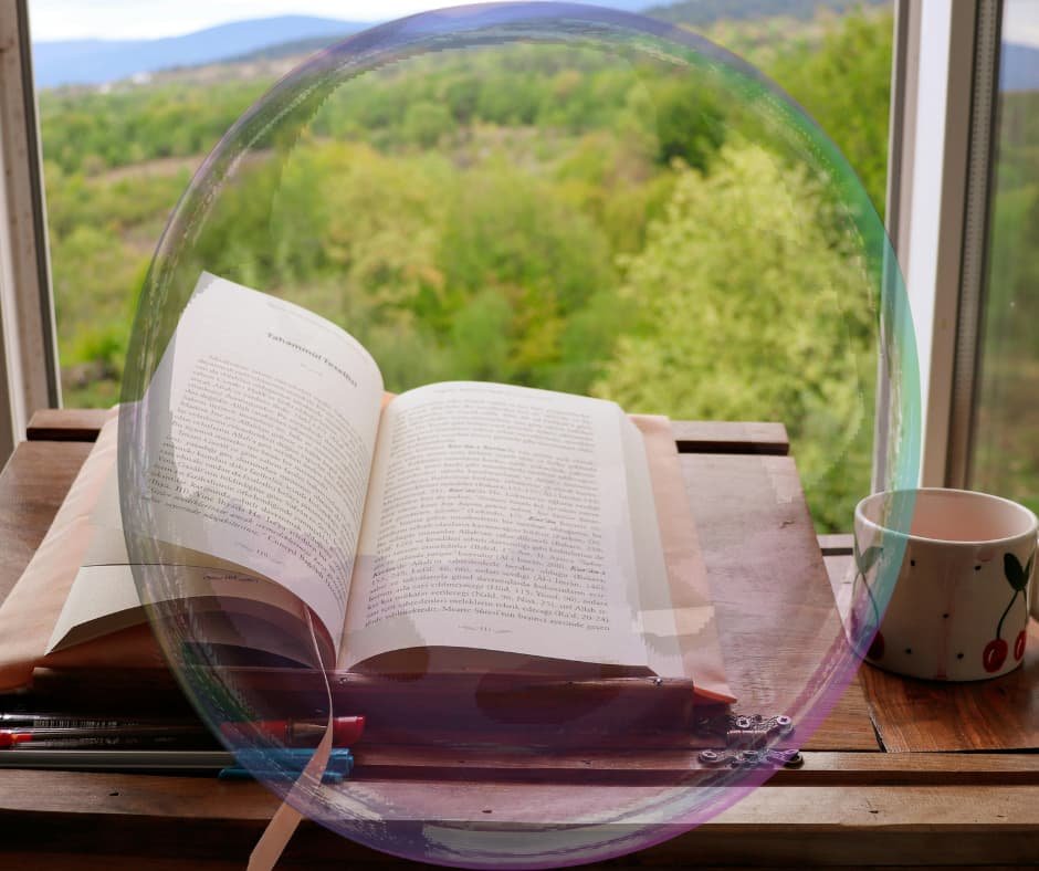 Livro aberto sobre uma mesa iluminada pela luz natural, simbolizando conhecimento, aprendizado e transformação.