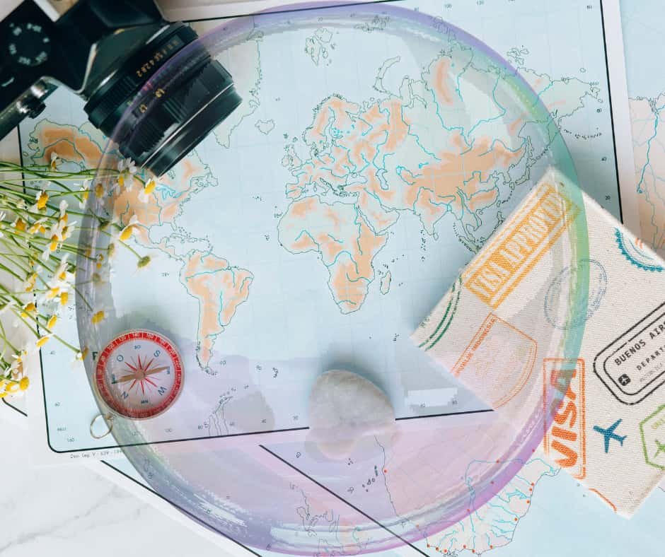 Mapa aberto sobre uma mesa com uma trilha marcada, simbolizando planejamento, direção e iniciativa.