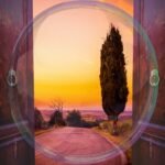 Porta de madeira aberta para um caminho iluminado pelo nascer do sol, simbolizando escolhas, oportunidades e novos começos.