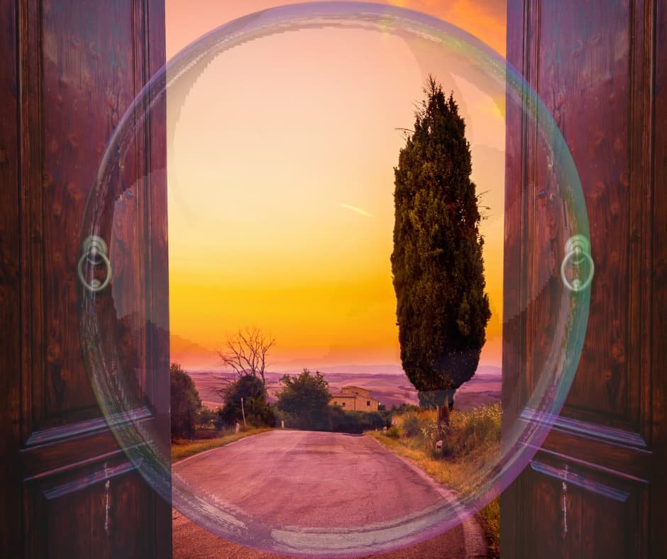 Porta de madeira aberta para um caminho iluminado pelo nascer do sol, simbolizando escolhas, oportunidades e novos começos.