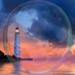 Farol iluminando o mar durante o entardecer, simbolizando sabedoria, direção e inspiração para a vida.