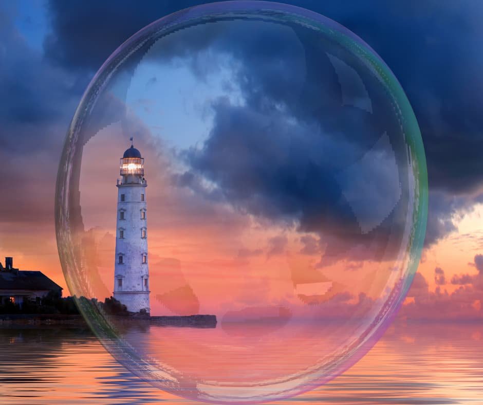 Farol iluminando o mar durante o entardecer, simbolizando sabedoria, direção e inspiração para a vida.