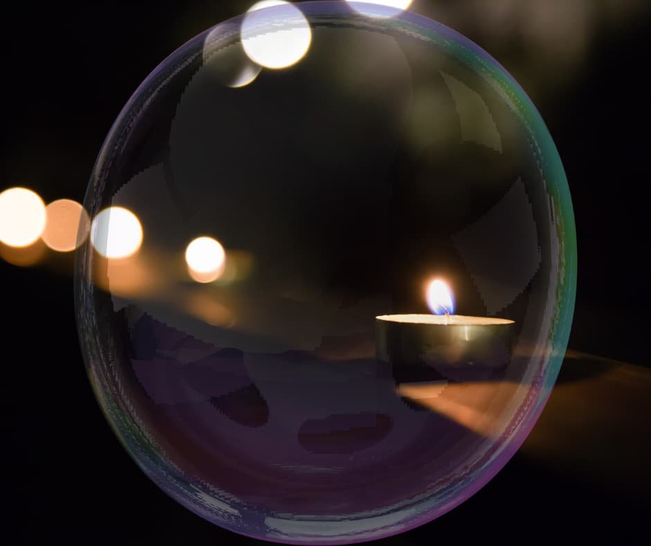 Vela acesa iluminando suavemente um ambiente escuro, simbolizando esperança, bondade e pequenas atitudes que fazem diferença.